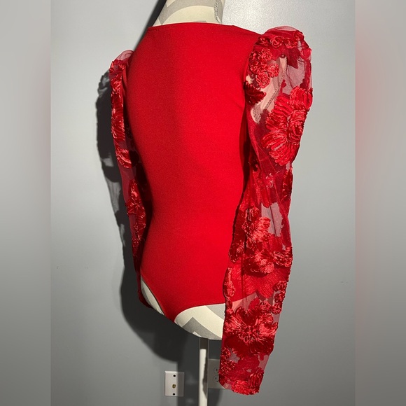 Elegant Red Floral Sleeve Women's Top - Picture 4 of 9